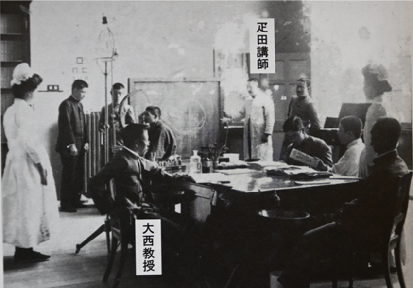 明治40年頃の九州帝国大学眼科外来初期の診察室の風景　大西克知教授と疋田直太郎（講師時代）
                        